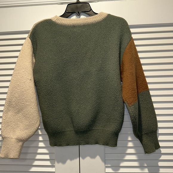 Universal Thread Print Sweater - Picture 2 of 3